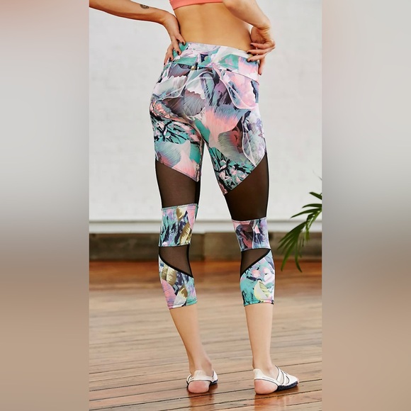 Free People Movement / Onzie Paradise Palms Print Crop Capri Leggings Womens S/M - Picture 3 of 13